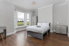 Room 5 at Jubilee House - Free Parking, Self Check-In, Fast WiFi and Smart TV by Yoko Property